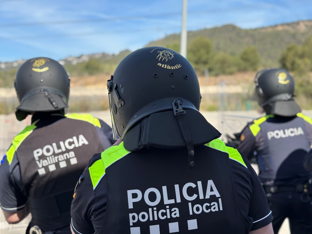 Comptar amb l'equip i material adequat és essencial per garantir la seguretat i eficàcia de les tasques policials.