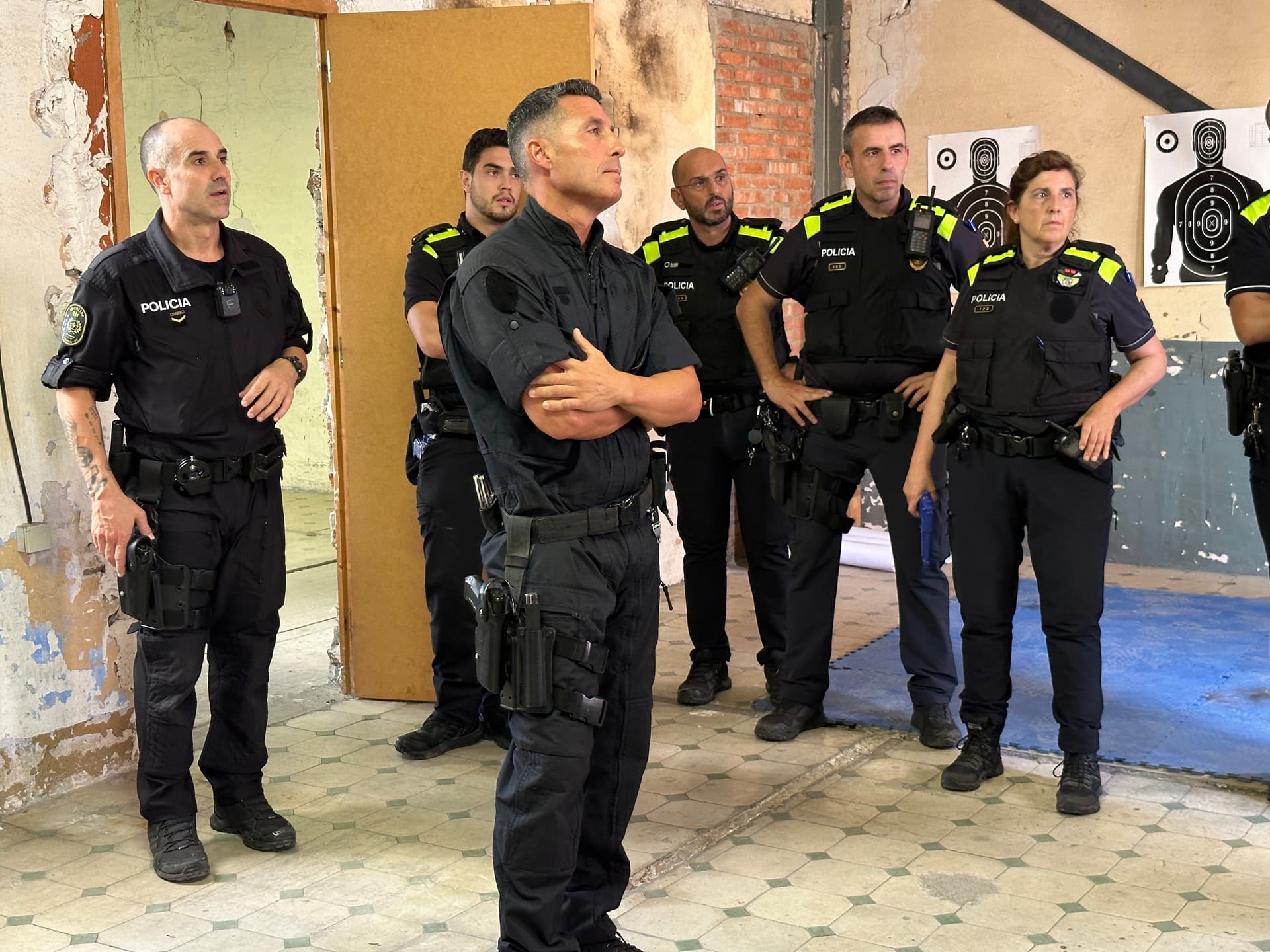 Agents escoltant les instruccions d'un instructor de formació policial